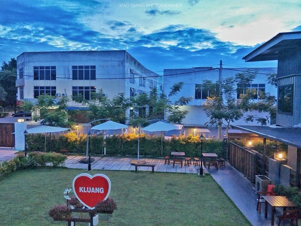 Kluang Container Swimming Pool Hotel Exterior photo