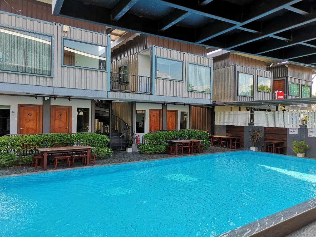 Kluang Container Swimming Pool Hotel Exterior photo