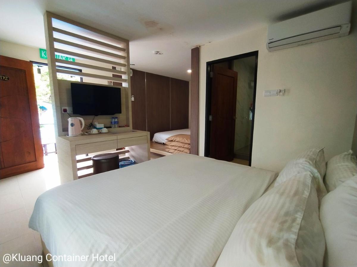 Kluang Container Swimming Pool Hotel Exterior photo
